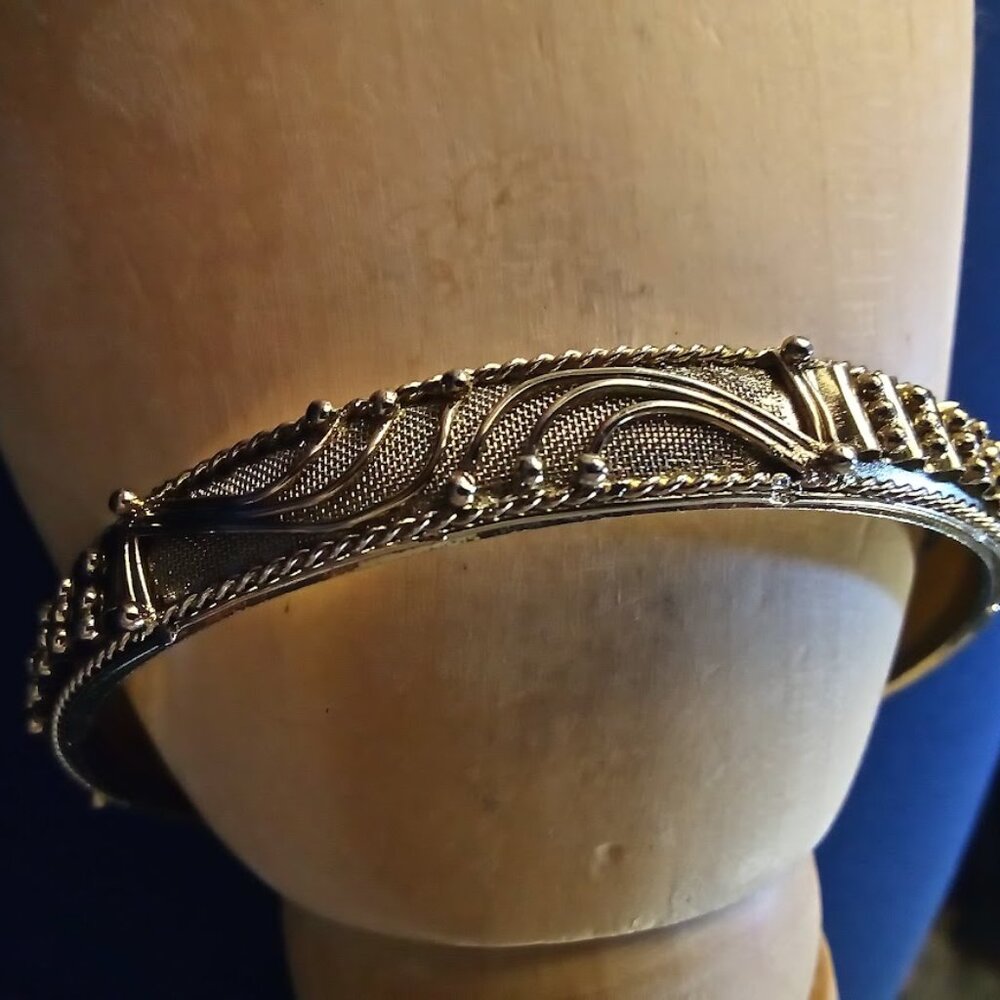 Vintage gold bangle unmarked